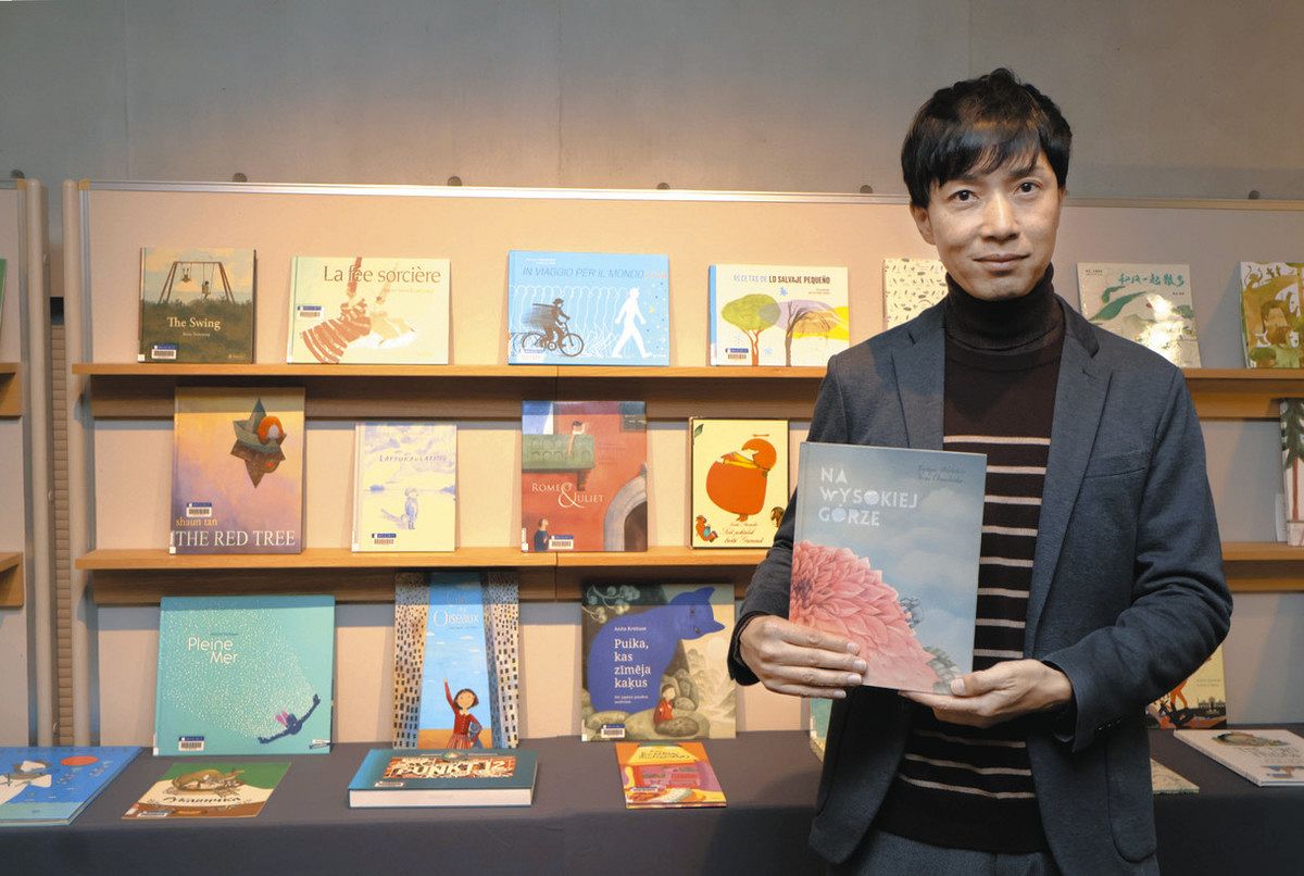 多様な文化の美しい絵本見て 静岡文化芸大で世界55カ国の100冊展示：中