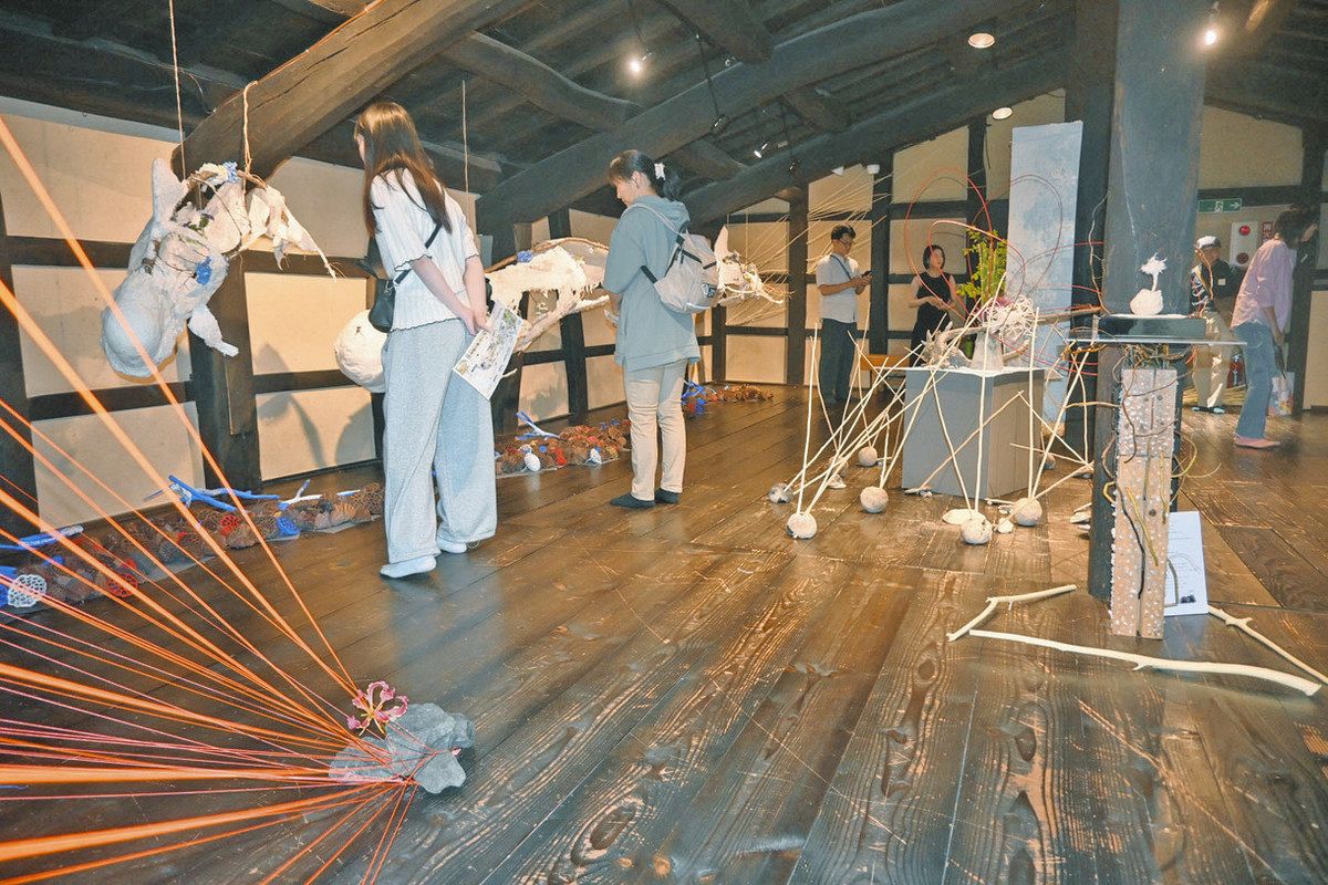越前市で現代アートと生け花がコラボ展示