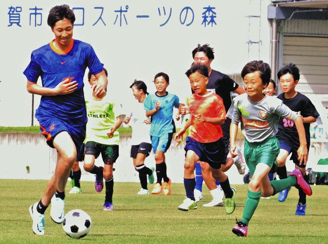 プロサッカー選手の技を学ぶ 甲賀出身・奥川選手ら招き小学生教室：中