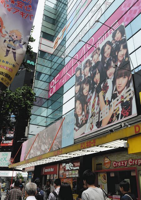 AKB48劇場のあるビル（2015年5月撮影）