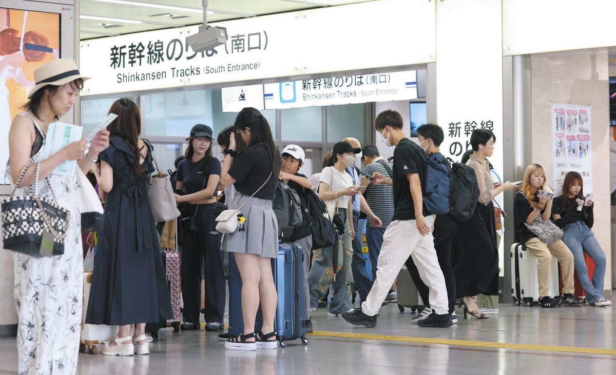 お盆Uターンラッシュ、JR名古屋駅など混雑 のぞみ指定席満席、名神高速