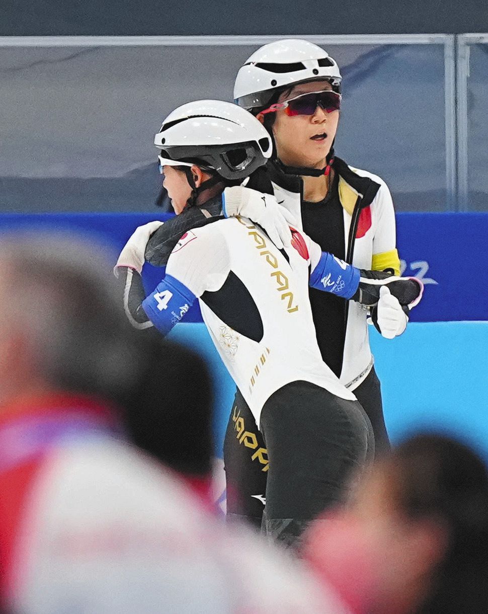 写真 転倒した高木菜那を抱き寄せる高木美帆 中日スポーツ 東京中日スポーツ