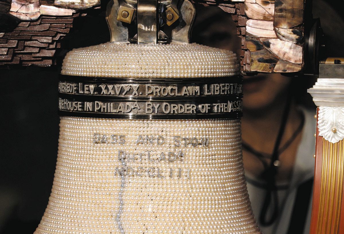 彫刻デザインの金属製鐘 1万個の真珠に込めた「平和」86年越しの輝き ミキモト製「自由の鐘」NY