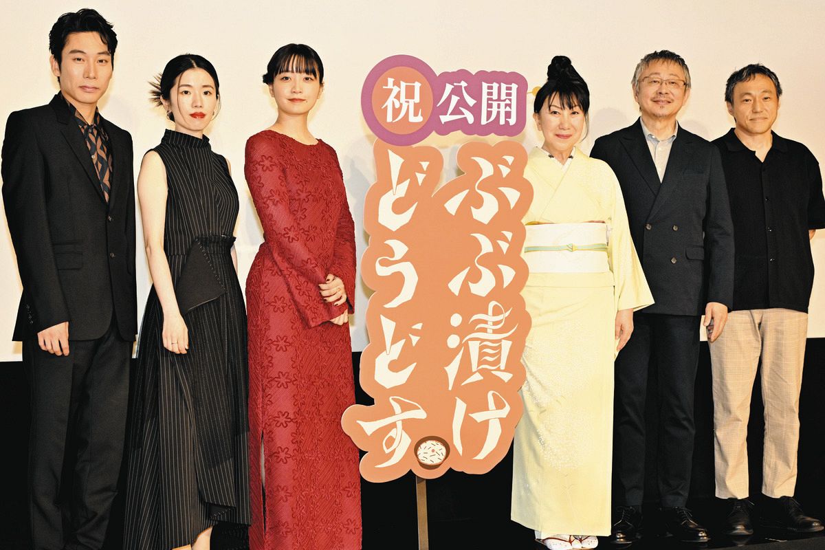 映画「ぶぶ漬けどうどす」公開記念舞台あいさつに出席した（左から）大友律、小野寺ずる、深川麻衣、室井滋、松尾貴史、冨永昌敬監督