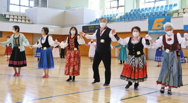 華やか衣装で各国の輪踊り：北陸中日新聞Web