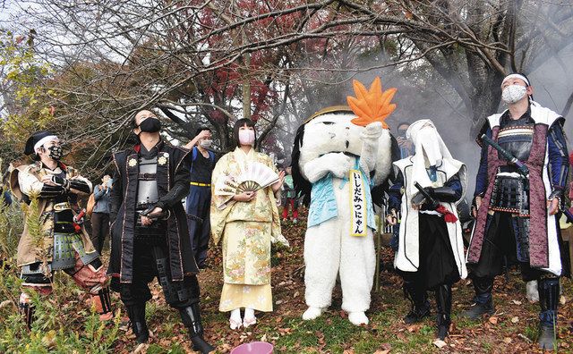 のろしが上がる様子を見守るいしだみつにゃんと乙訓戦国つつじ=彦根市古沢町の佐和山で