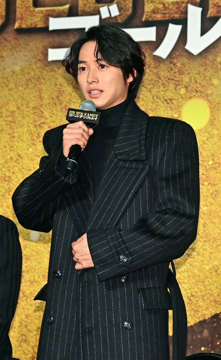 〝不死身〟の山﨑賢人 役作りで体重10キロ増量、馬ぞりに引きずられる、氷点下の川に入る 主演映画「ゴールデンカムイ」完成報告会:中日スポーツ