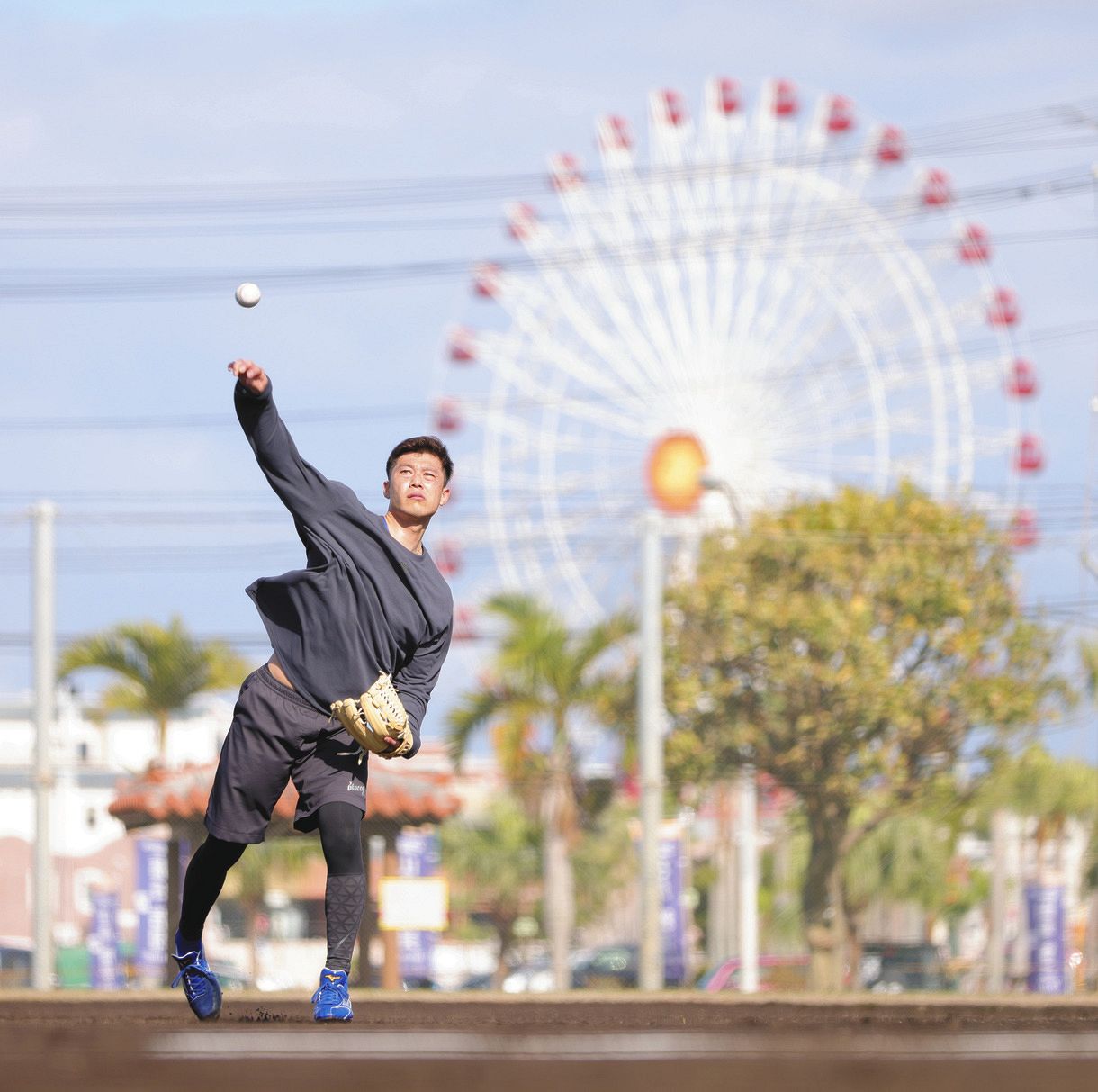 沖縄での自主トレでキャッチボールする岩崎