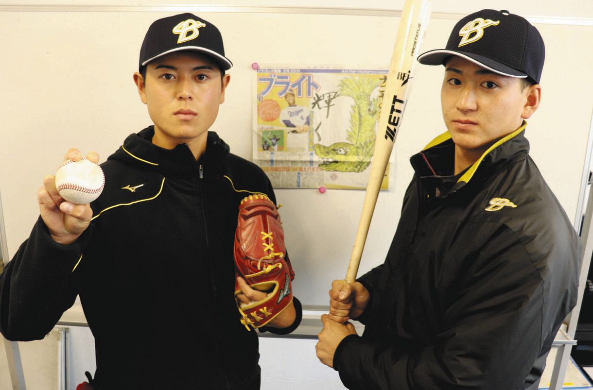 日本一を誓った上武大の藤原龍之介外野手（右）と加藤泰靖投手