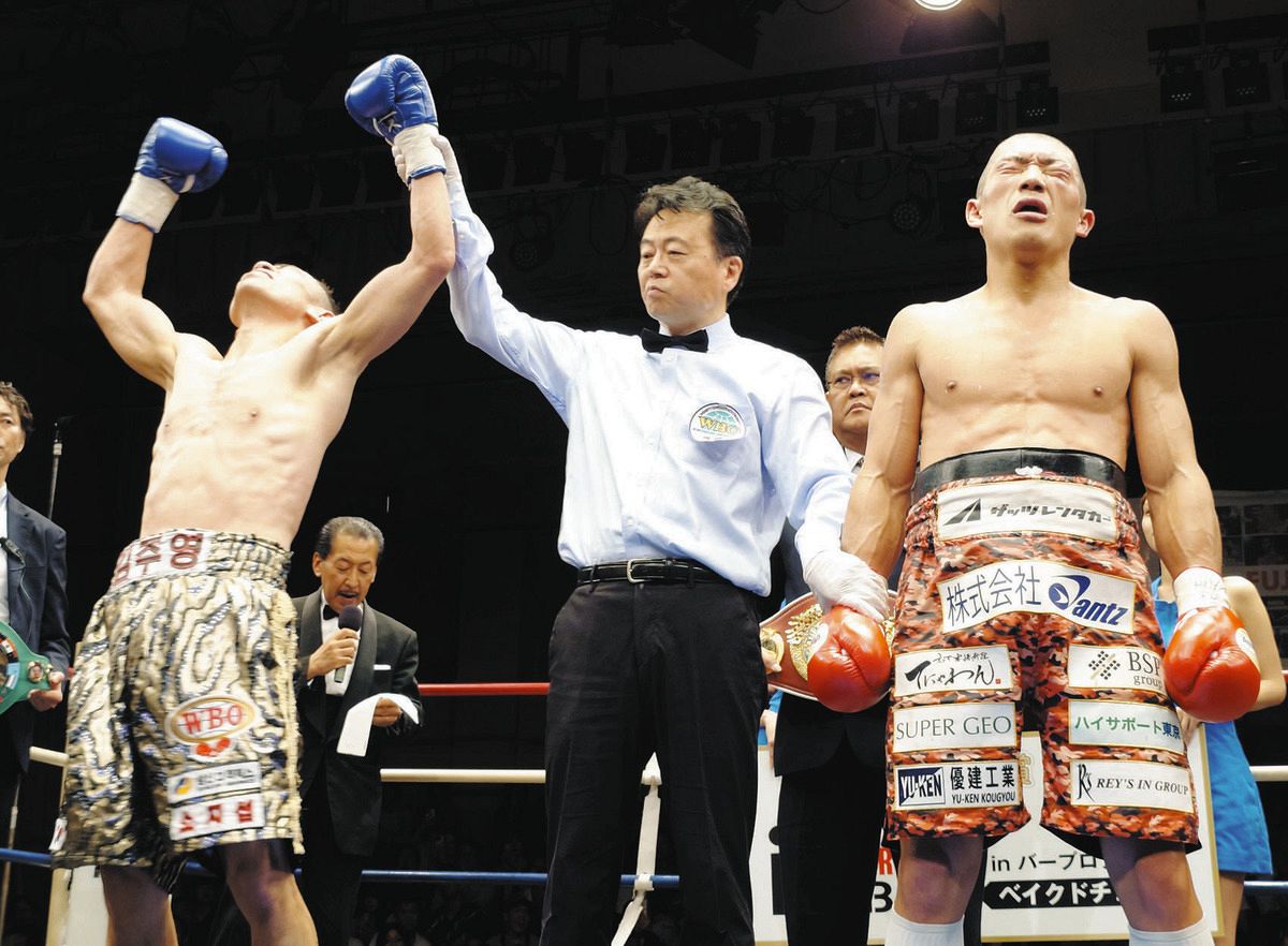 判定結果を告げられ目を閉じる永田（右）と勝利を喜ぶキム（左）