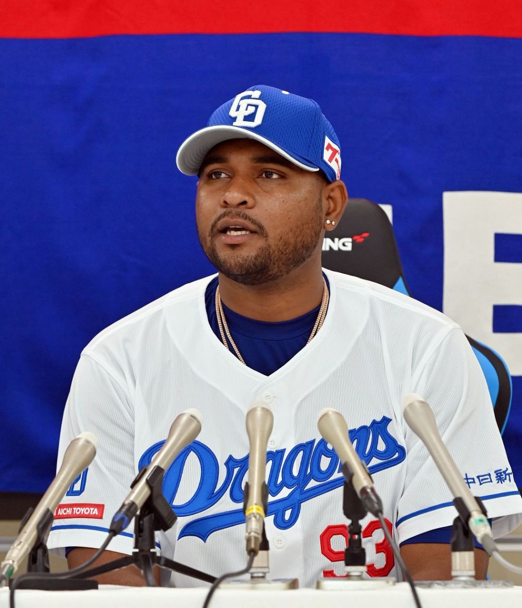 連続写真で実力診断! : 2013プロ野球新戦力 : ルーキーと新外国人33人… 中日新外国人右腕・フェリスが入団会見 「早く準備してチームの勝ちに