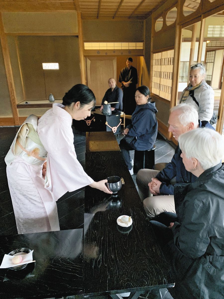 現代工芸家ら自慢の器で アート茶会 21美の茶室で 海外客もてなす