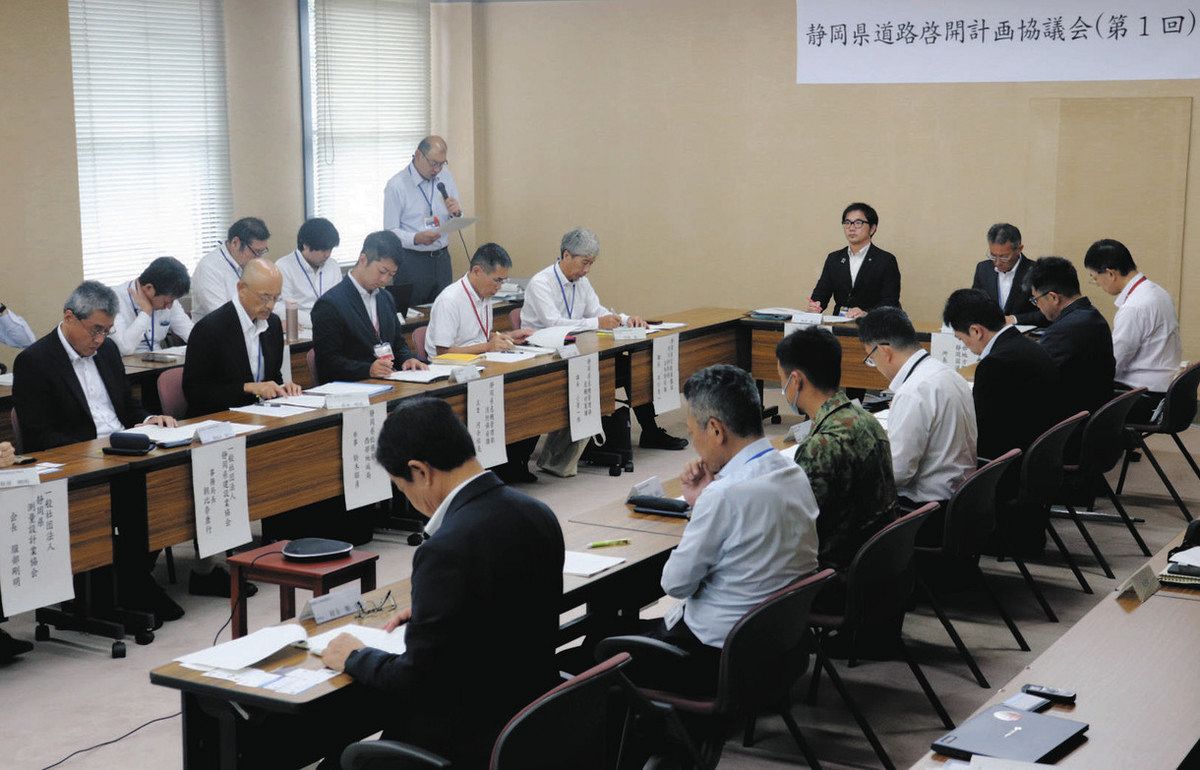 道路啓開の計画を話し合った初会合＝県庁で