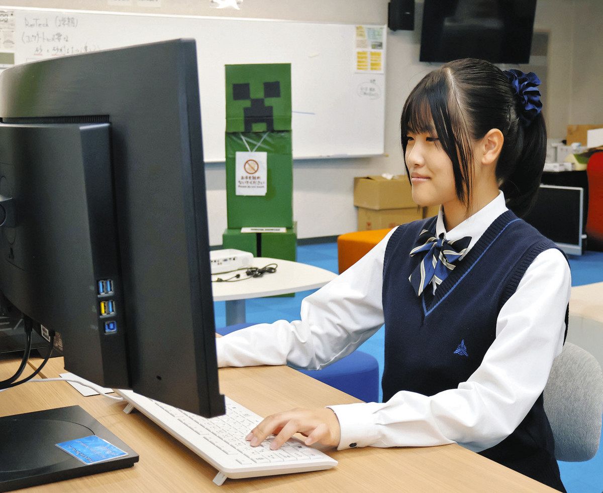 マイクラで学校の再現を進める小嶋さん＝瑞浪市稲津町萩原の麗澤瑞浪中学・高校で
