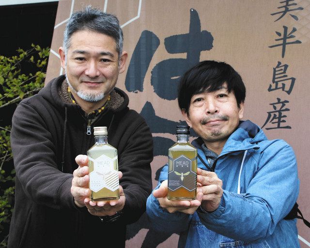 新しく発売したミードを紹介する鈴木さん(左)と平野さん=田原市加治町で