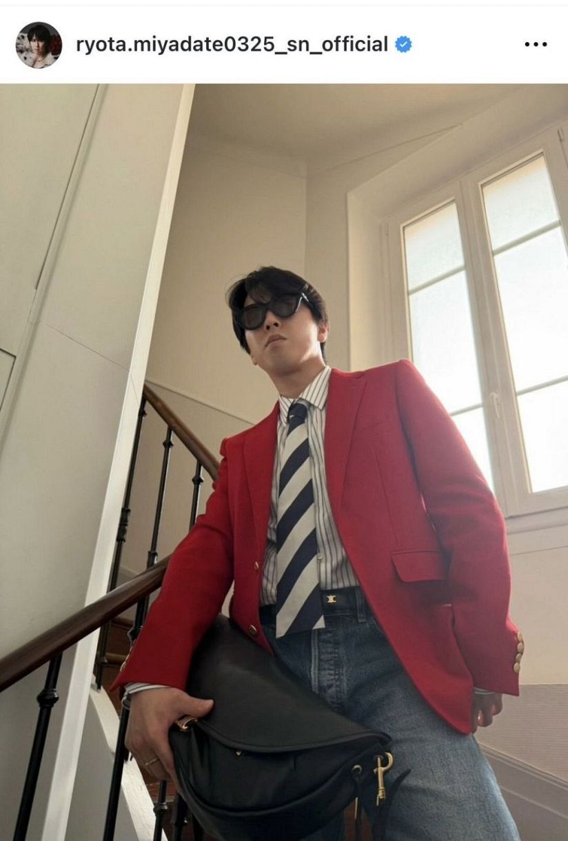 実際の投稿】宮舘涼太、「カンヌでもロイヤル」深紅のジャケット姿：中