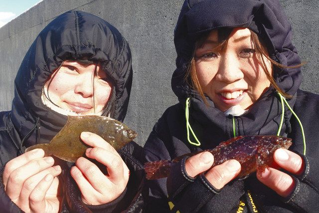 かわいいカレイとクジメを手に西村さん（左）と山崎さん