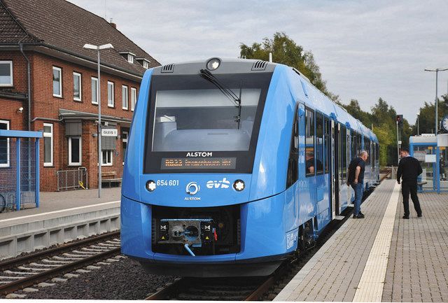 ドイツでは２０１８年からディーゼル列車に代わり、水素を使う燃料電池列車が営業運転を始めている＝独北西部ニーダーザクセン州で、近藤晶撮影