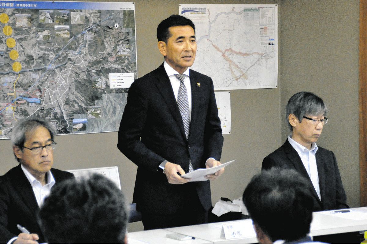 辻原地域への建設の断念を表明する小栗市長（中央）＝中津川市で
