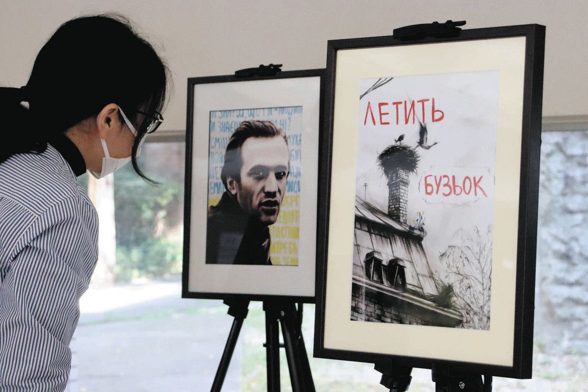 会場に展示されたウクライナの学生の作品＝安城市小堤町で