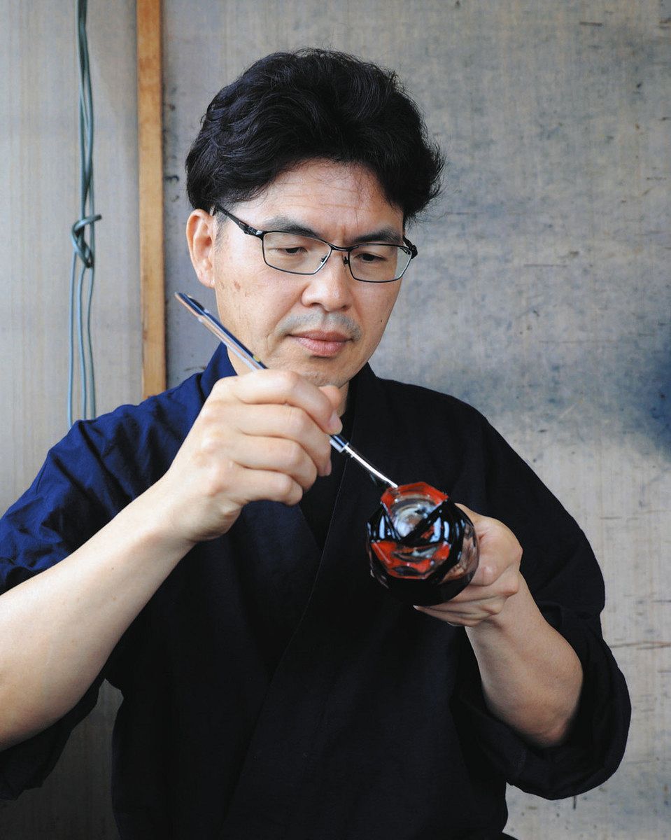 カンヌ映画祭装飾品に漆の技 弥富の職人・武藤さんがグラスを制作：中