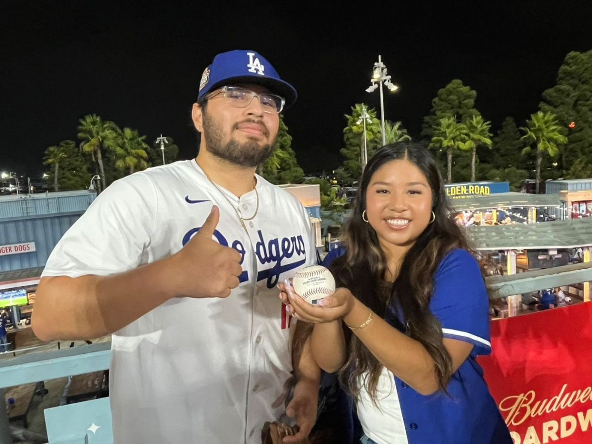 大谷53号、25歳仲良しカップルがゲット、思い出の”ギフト”に