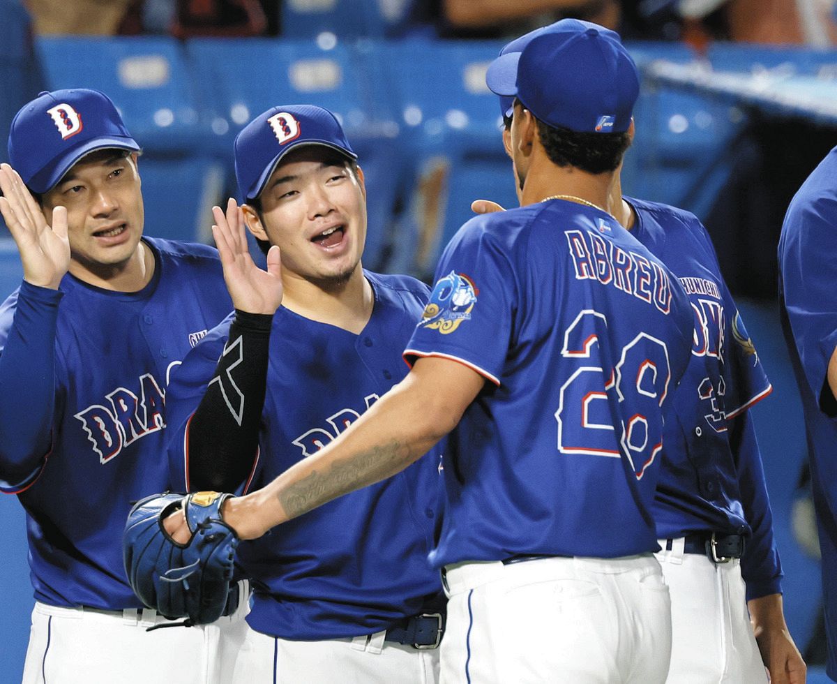試合後、アブレウ（右）を迎える森博（中央）