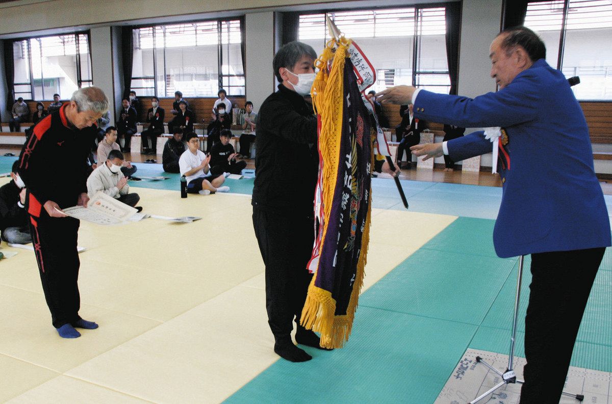開会式で2024年度の表彰を受ける地区代表者＝可児市の可児青少年育成センターで（可児市体育連盟提供）
