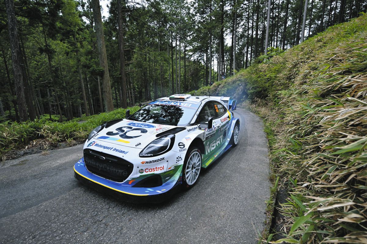 ＳＳ１５で山間部を走るフォードのマクアーリン