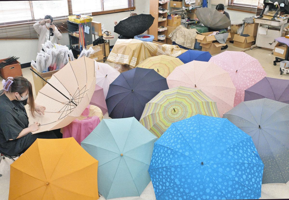 通販サイト一覧 雨音も美しく、高級傘生産 福井洋傘、メンズ日傘もお薦め：中日 小物