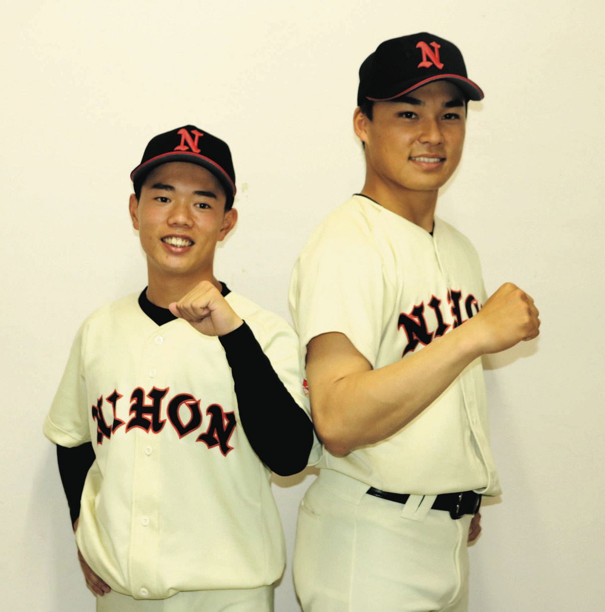 無失点救援の日大の坂尾浩汰投手（左）と今季３勝目エのエース岸川海投手