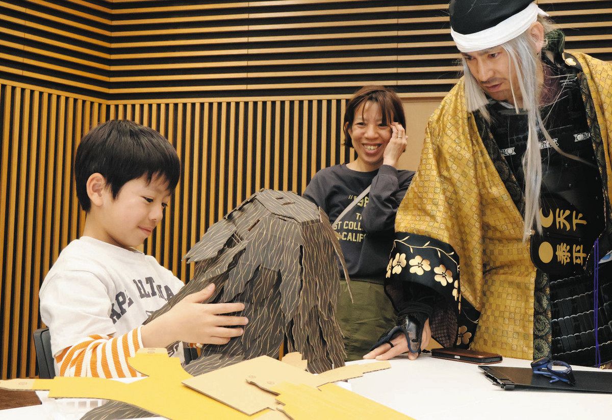 段ボールかぶと、今度は三成 関ケ原古戦場記念館で子どもたち制作：中