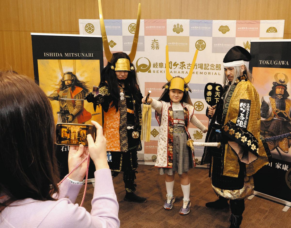 段ボールかぶと、今度は三成 関ケ原古戦場記念館で子どもたち制作：中