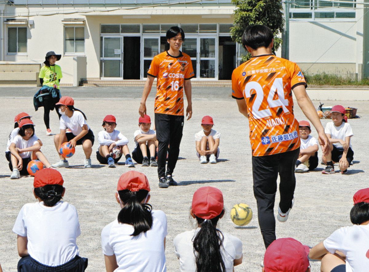 サッカーの楽しさ伝える 朝日小でヴィアティン選手ら教室：中日新聞Web