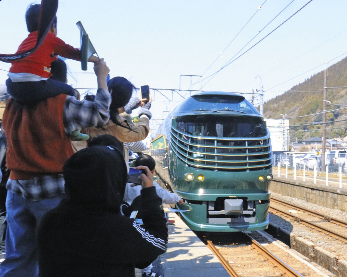 JR西日本「瑞風」琵琶湖一周の新コース運行開始 木ノ本駅で住民らお