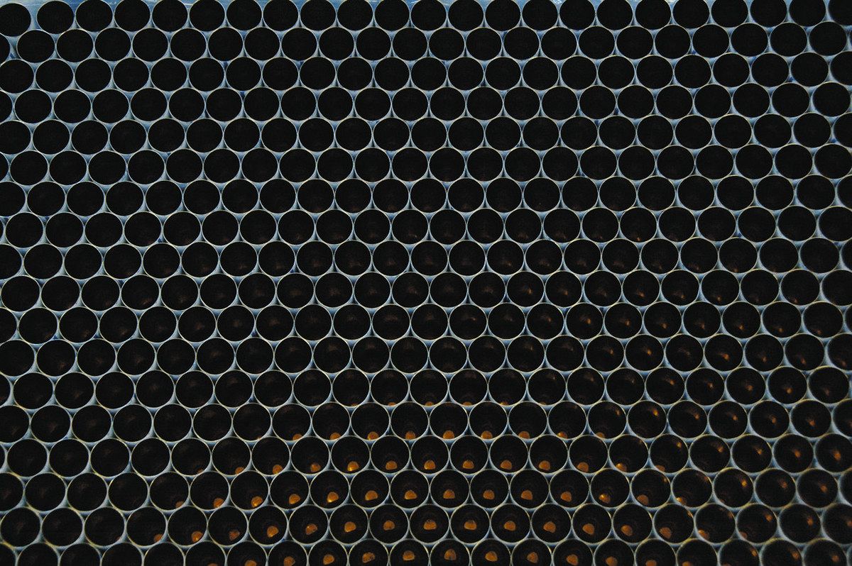 とやまを撮る】黒い「蜂の巣」の正体は？ 池田模範堂 本社工場 上市町