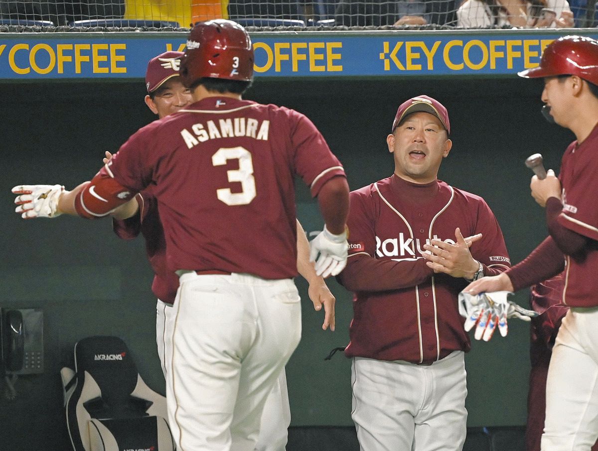 ６回、先制ソロを放った浅村（３）を迎える楽天・三木監督