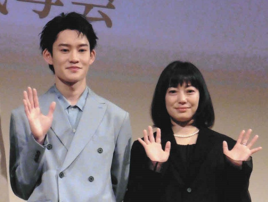 上映会で感動する菅野美穂と観客