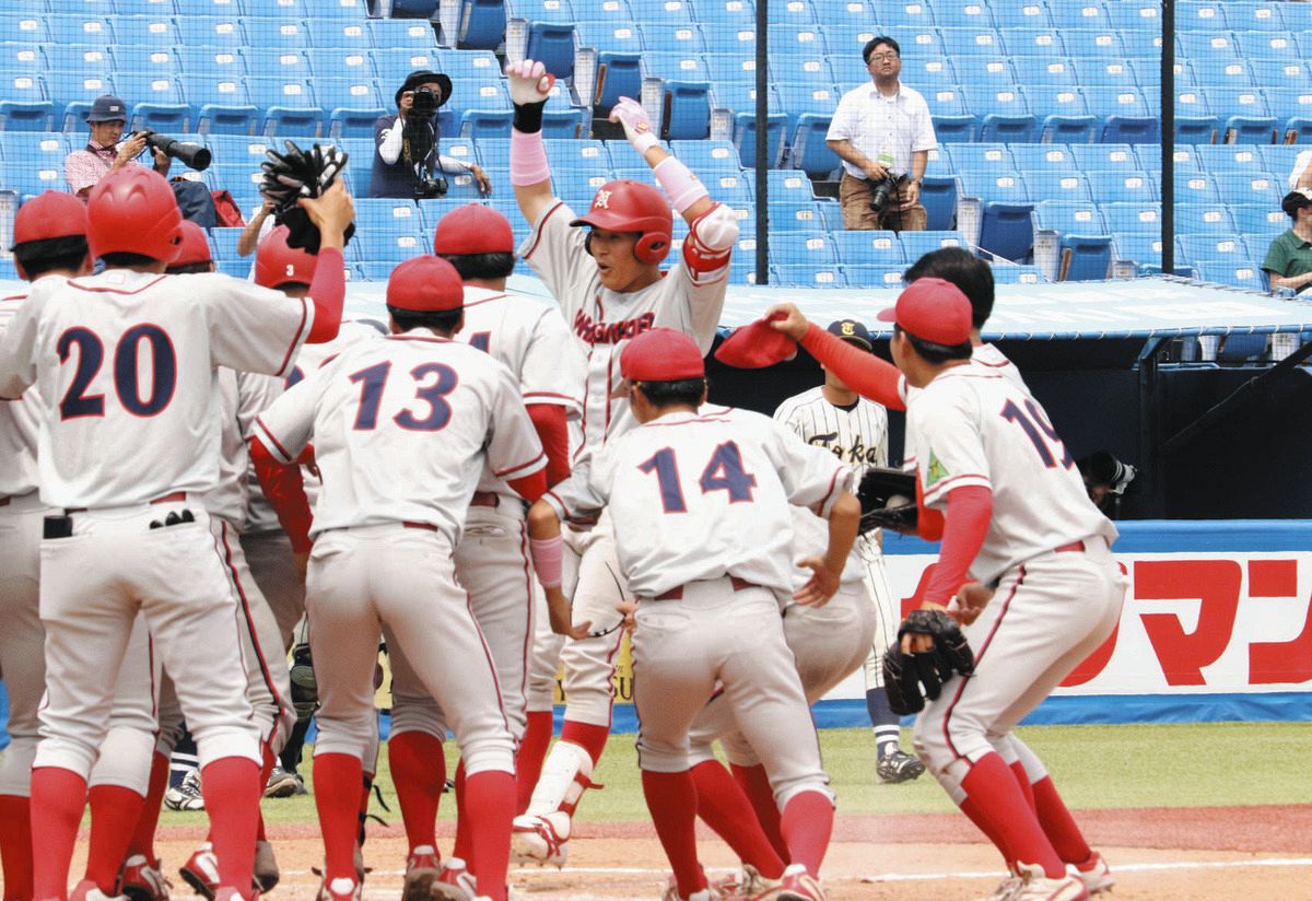 サヨナラ２ランを放ってホームで迎えられる奈良学園大の守優雅捕手