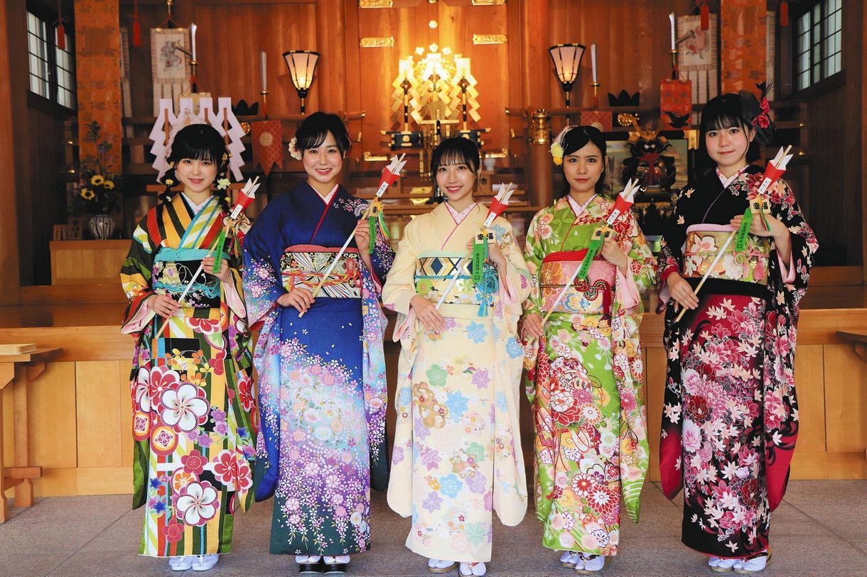 4カ月遅れ成人奉告祭 Stu48の5人があでやか振袖披露 2期研究生の渡辺菜月は カエル世代 中日スポーツ 東京中日スポーツ