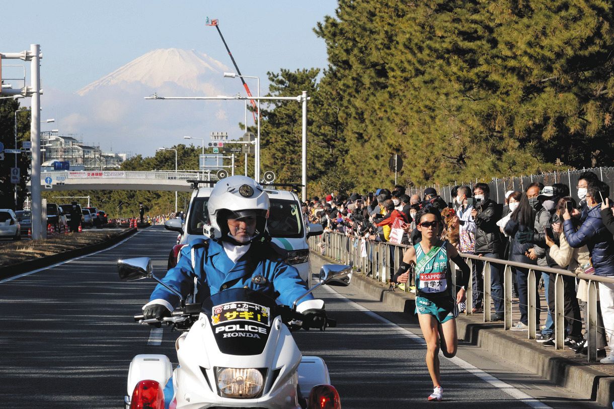 8区、富士山を背に力走する青学大・佐藤一世（代表撮影）