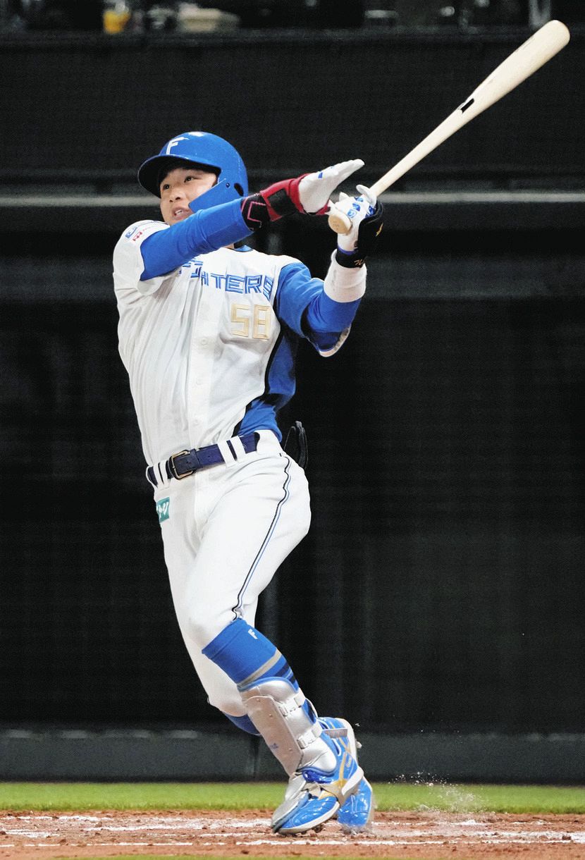 写真】バット投げ豪快！奈良間プロ1号：中日スポーツ・東京中日