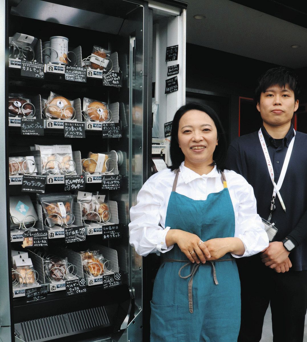 自販機の商品補充業務に超短時間雇用を取り入れた平塚さん（左）ら＝大垣市郭町で 