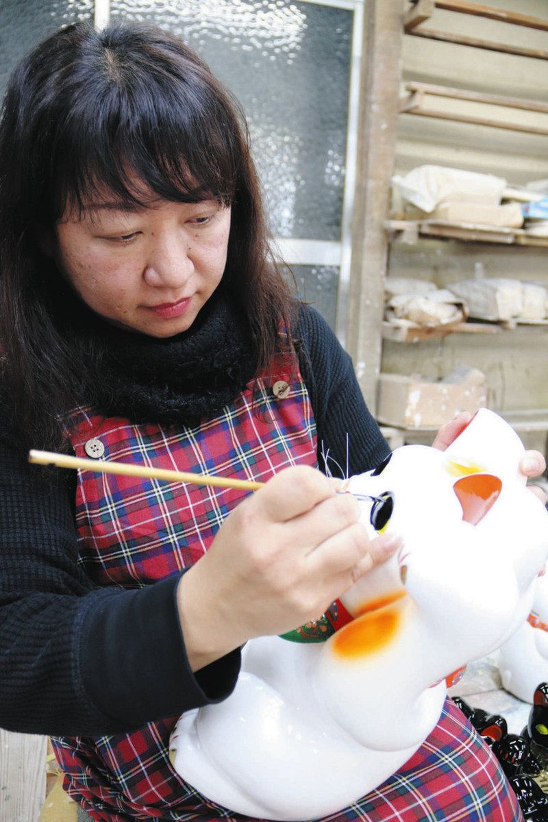 一子相伝」の殻を破る 招き猫絵付け職人の冨本喜久恵さん＝常滑市：中