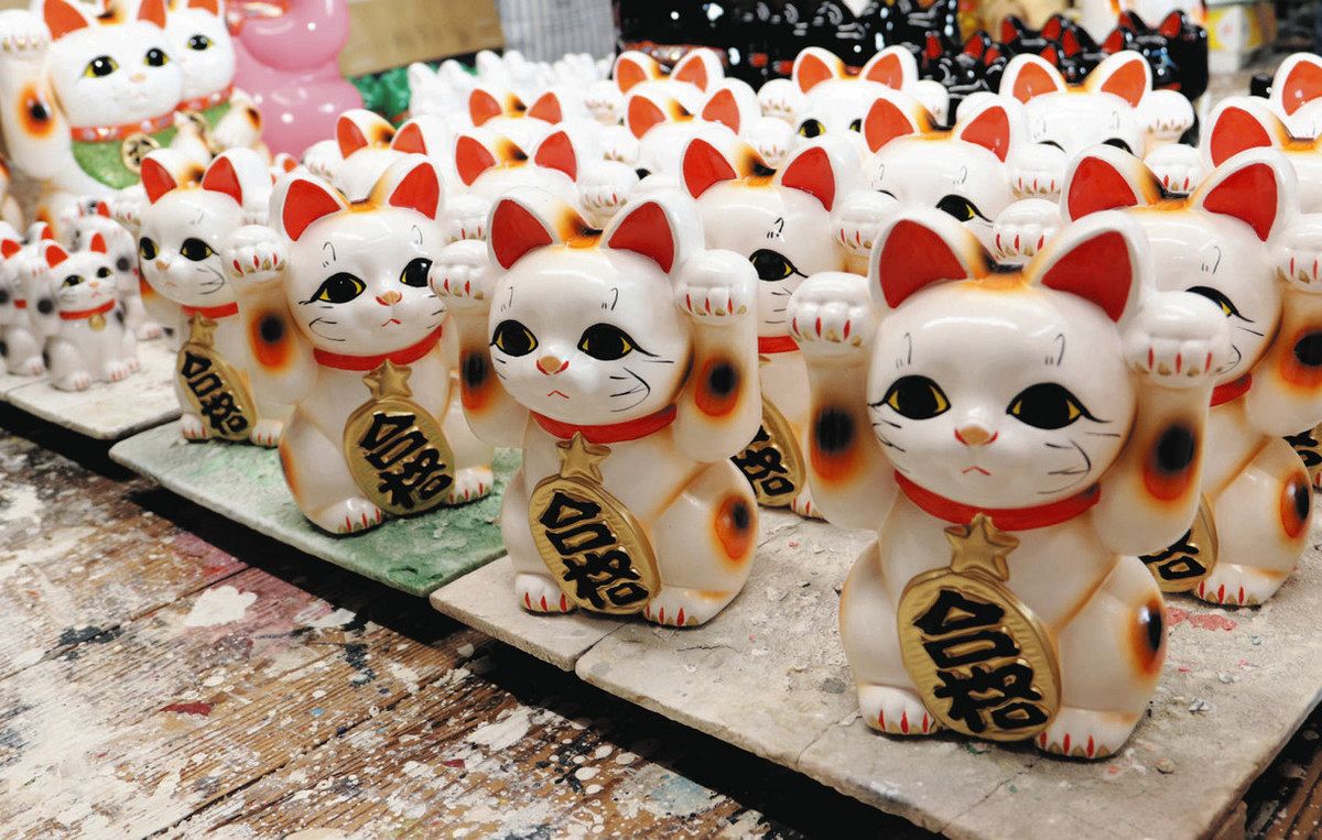 一子相伝」の殻を破る 招き猫絵付け職人の冨本喜久恵さん＝常滑市：中