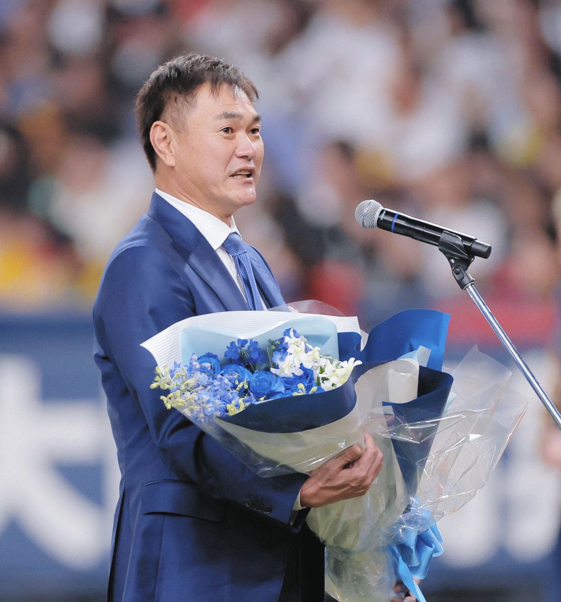 元中日・岩瀬仁紀さんに花束贈呈、巨人・阿部監督「やっぱり2人