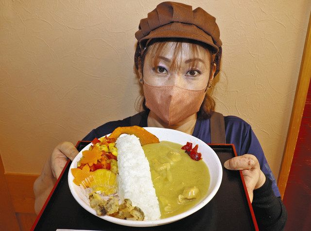 彩り豊かな野菜で紅葉を表現した蓮ダムカレー＝松阪市飯高町宮前のレストランいいたかで 