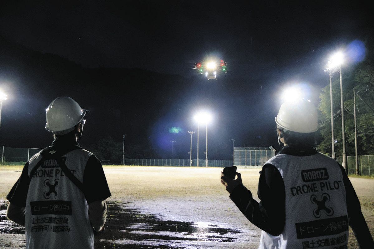 全自動航行でポータブル電源を輸送するドローン＝恵那市上矢作町で
