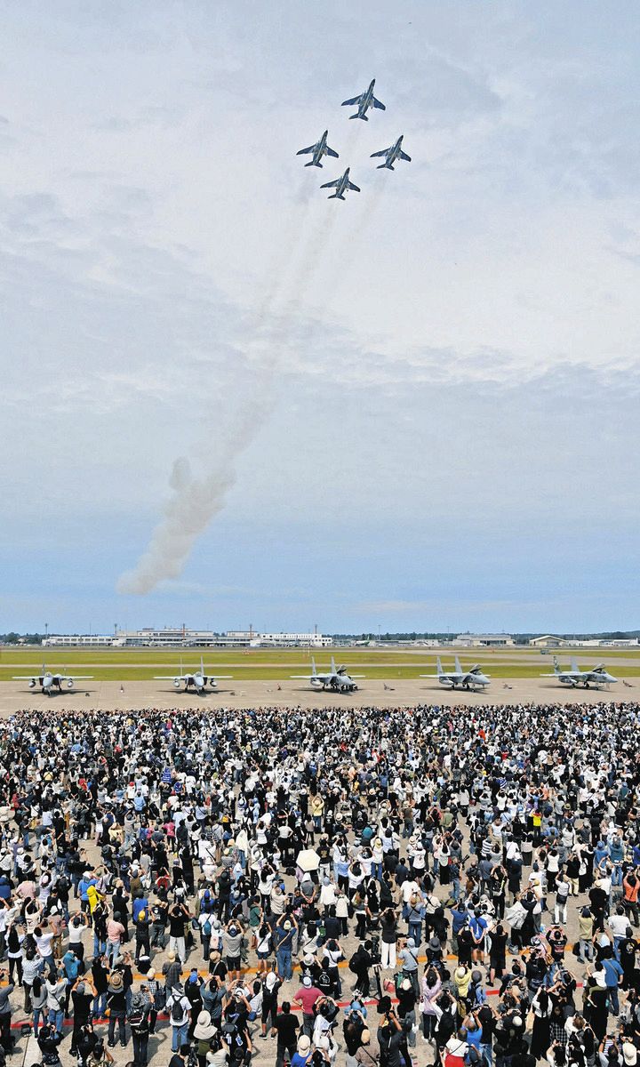 航空自衛隊小松基地で航空祭開催、ブルーインパルスやF15に10万人が魅了
