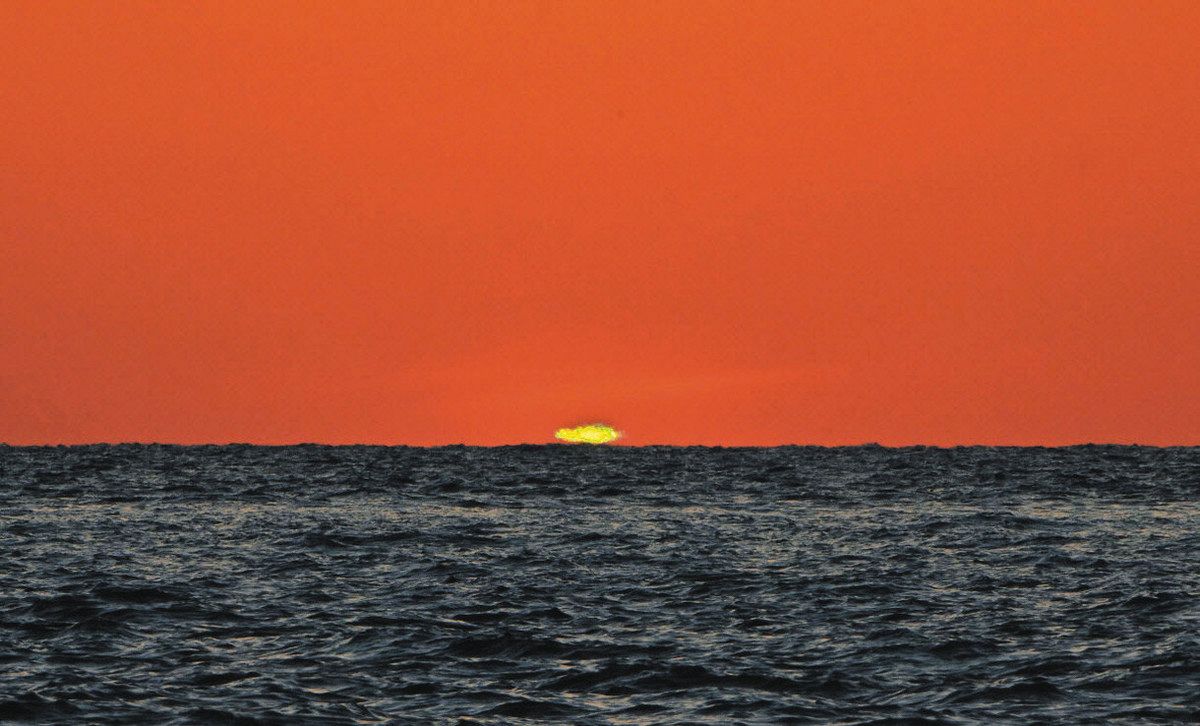 緑に変幻、夕日のかけら 福井でグリーンフラッシュ現象：中日新聞Web